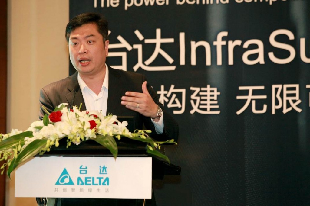 中达电通总经理游文人向到场媒体介绍台达集团整体情况